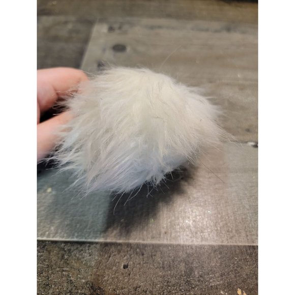 White‎ pom pom fluffy keychain - Picture 4 of 4
